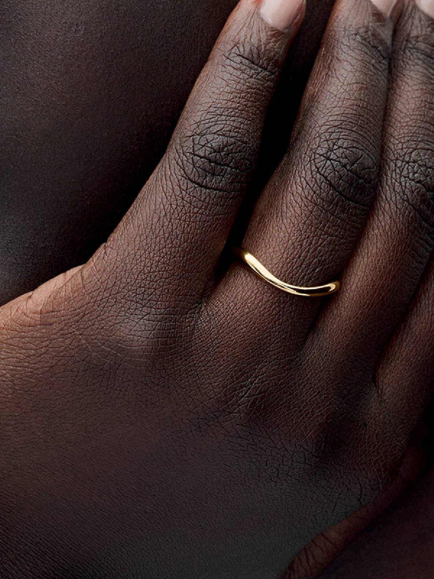 Ring med Organisk Formet Bånd