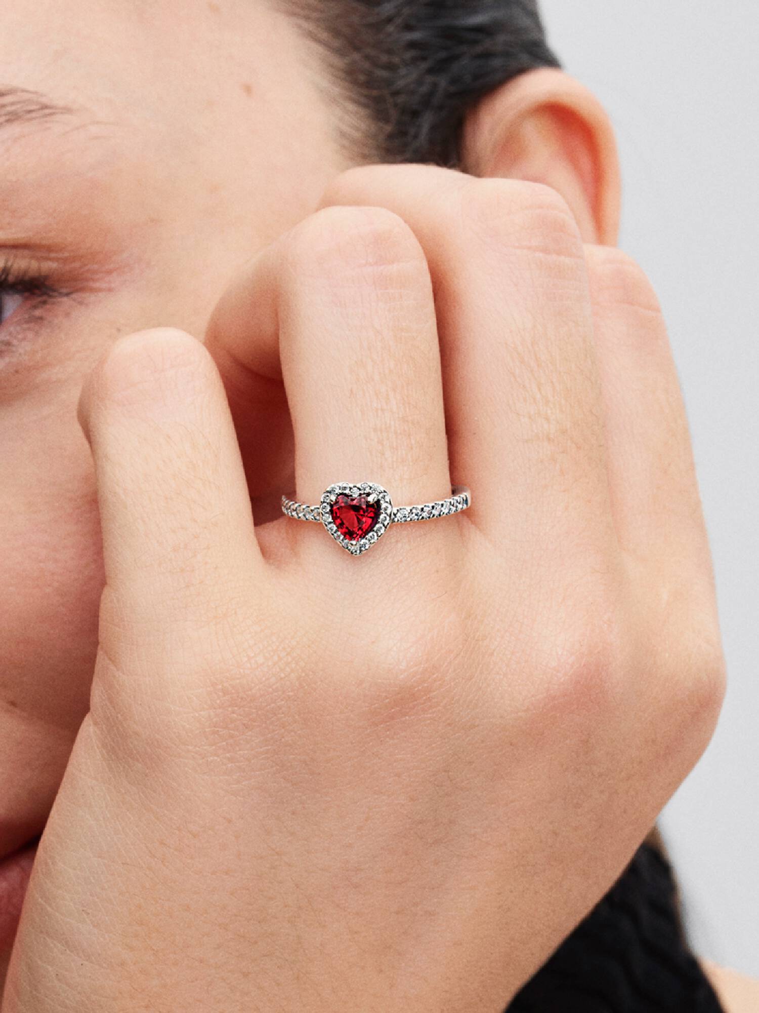 Hevet Rødt Hjerte Ring