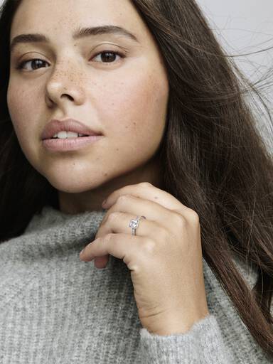 Firkantet halo-ring med glitrende steiner