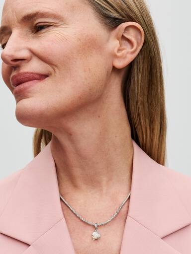 Hvit Utsprunget Rose Dobbel Hengende Charm