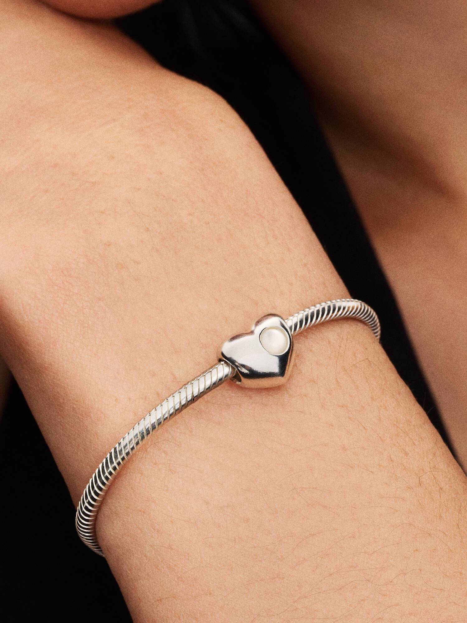 Hjerteformet Charm med Hvit Stein