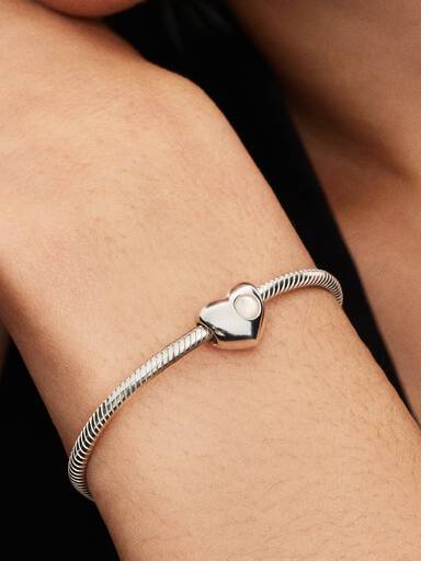 Hjerteformet Charm med Hvit Stein