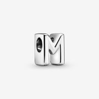 Bokstaven M Alfabet Charm | Sterling sølv | Pandora NO