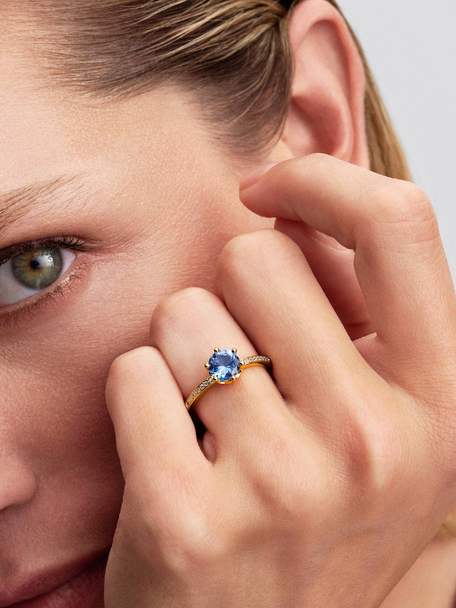 Blå Funklende Krone Solitaire Ring