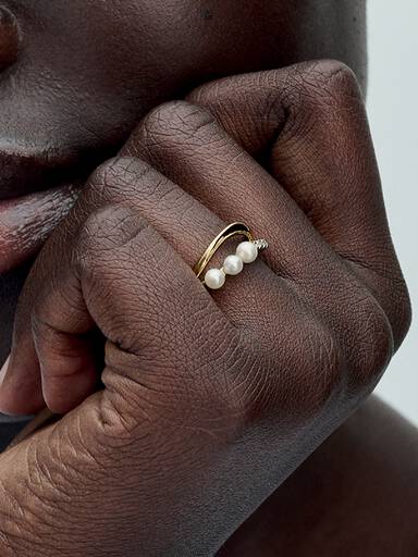 Ring med Behandlet Ferskvannskulturperle og Organisk Formet Dobbelt Bånd