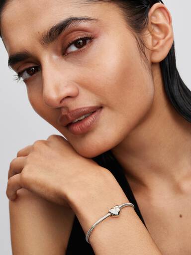 Hjerteformet Charm med Hvit Stein