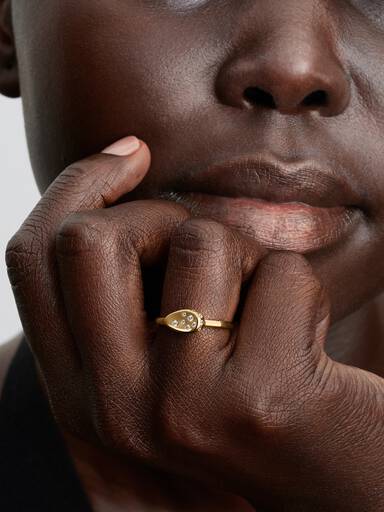 Liten Steinsatt Oval Signetring