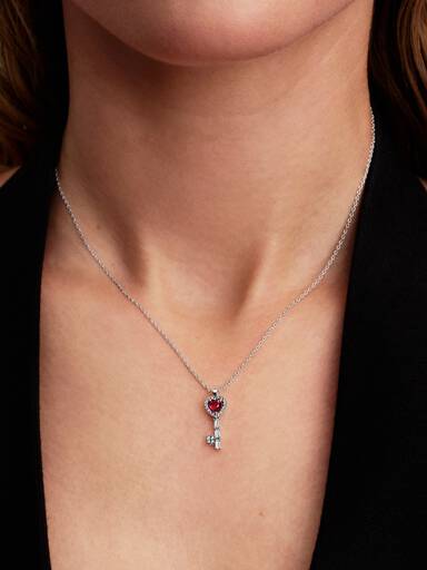 l Collier Halskjede med Hevet Hjerteformet Nøkkel