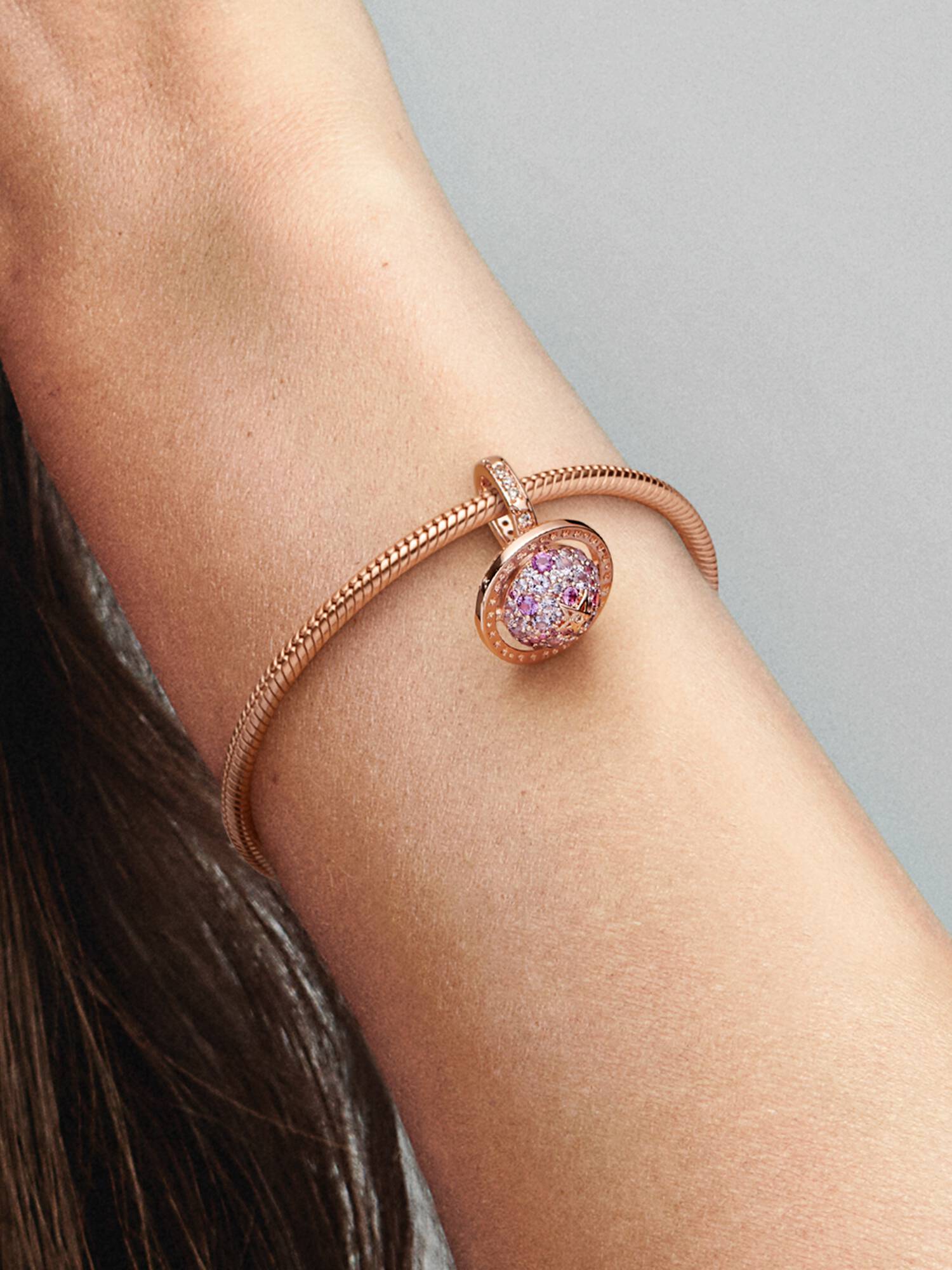 Planeten Saturn med glitrende Hengende Charm