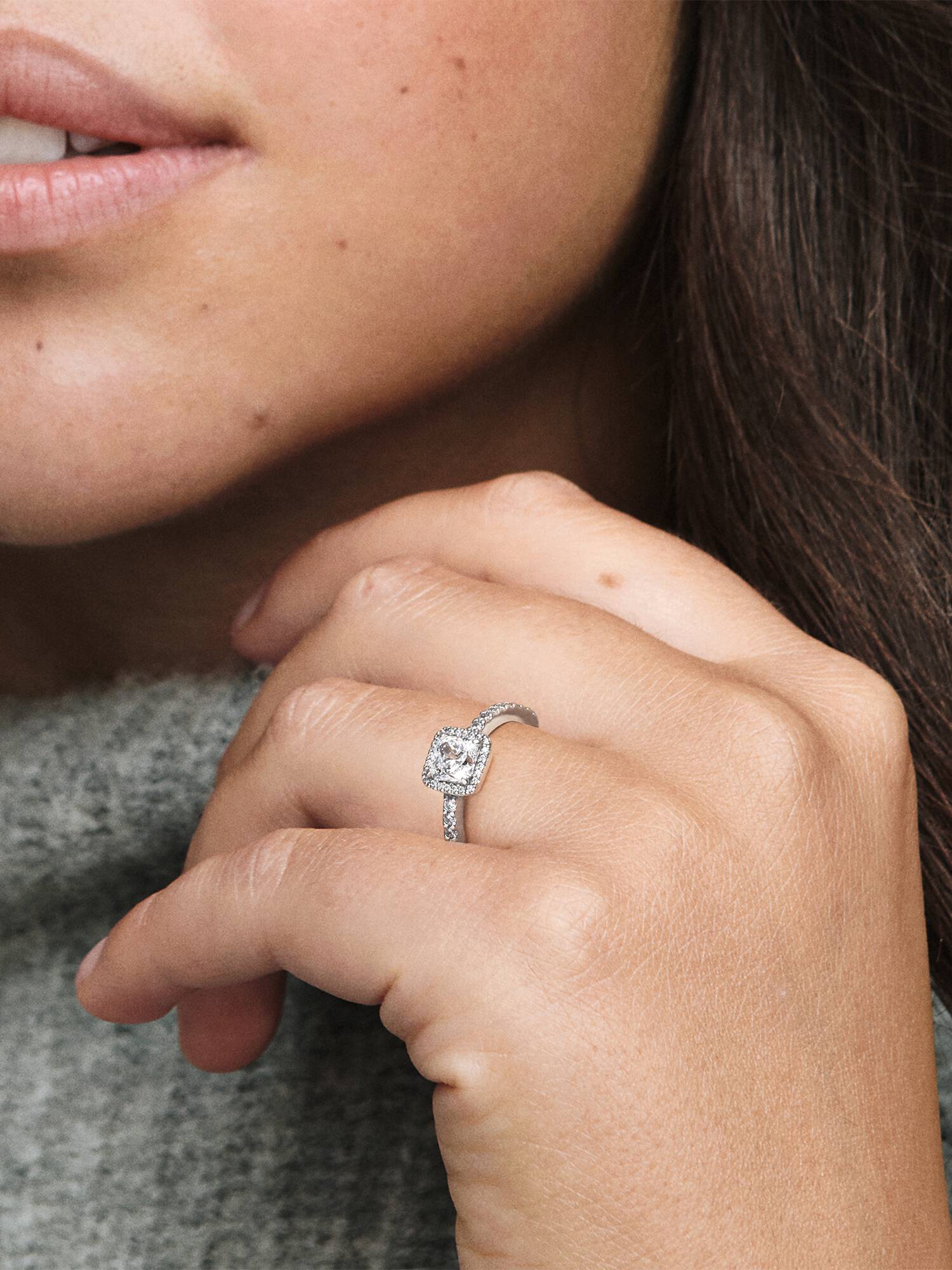 Firkantet halo-ring med glitrende steiner