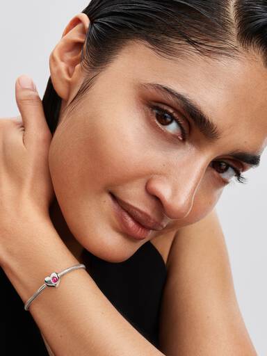 Hjerteformet Charm med Rosa Stein