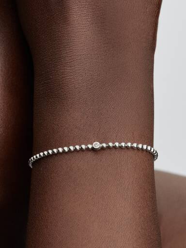 Sølvkugler og Funklende Steiner Armbånd