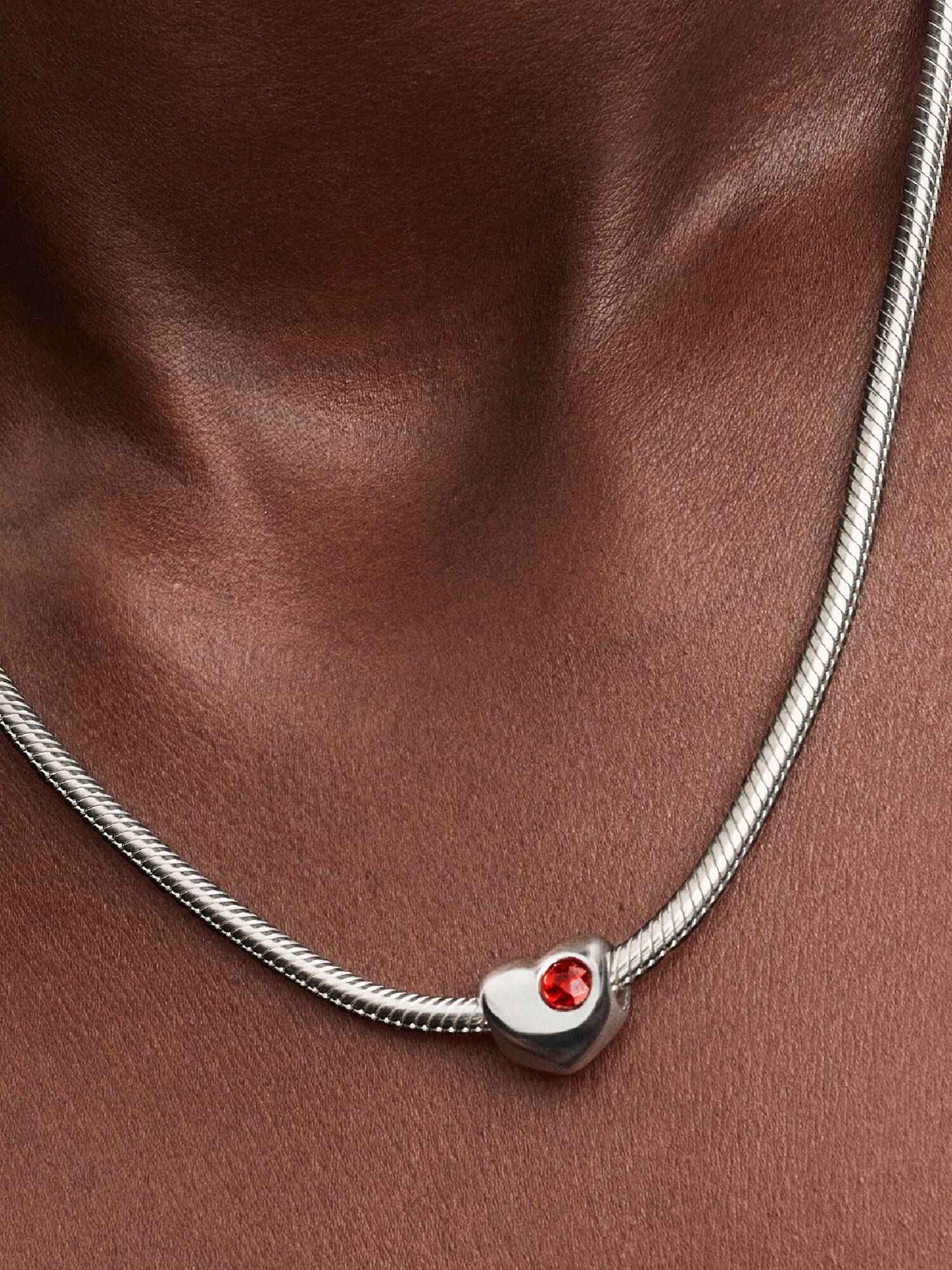 Hjerteformet Charm med Rød Stein