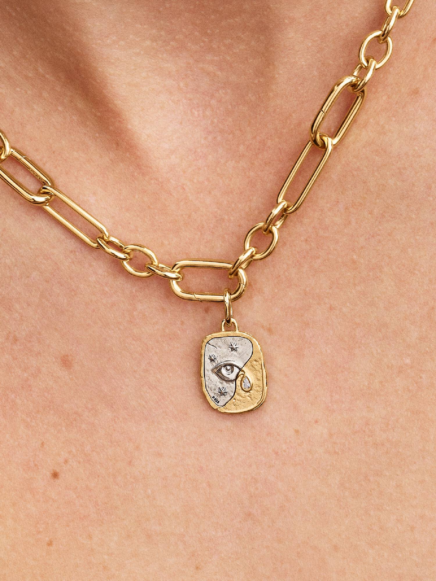 Øye Medaljong Charm