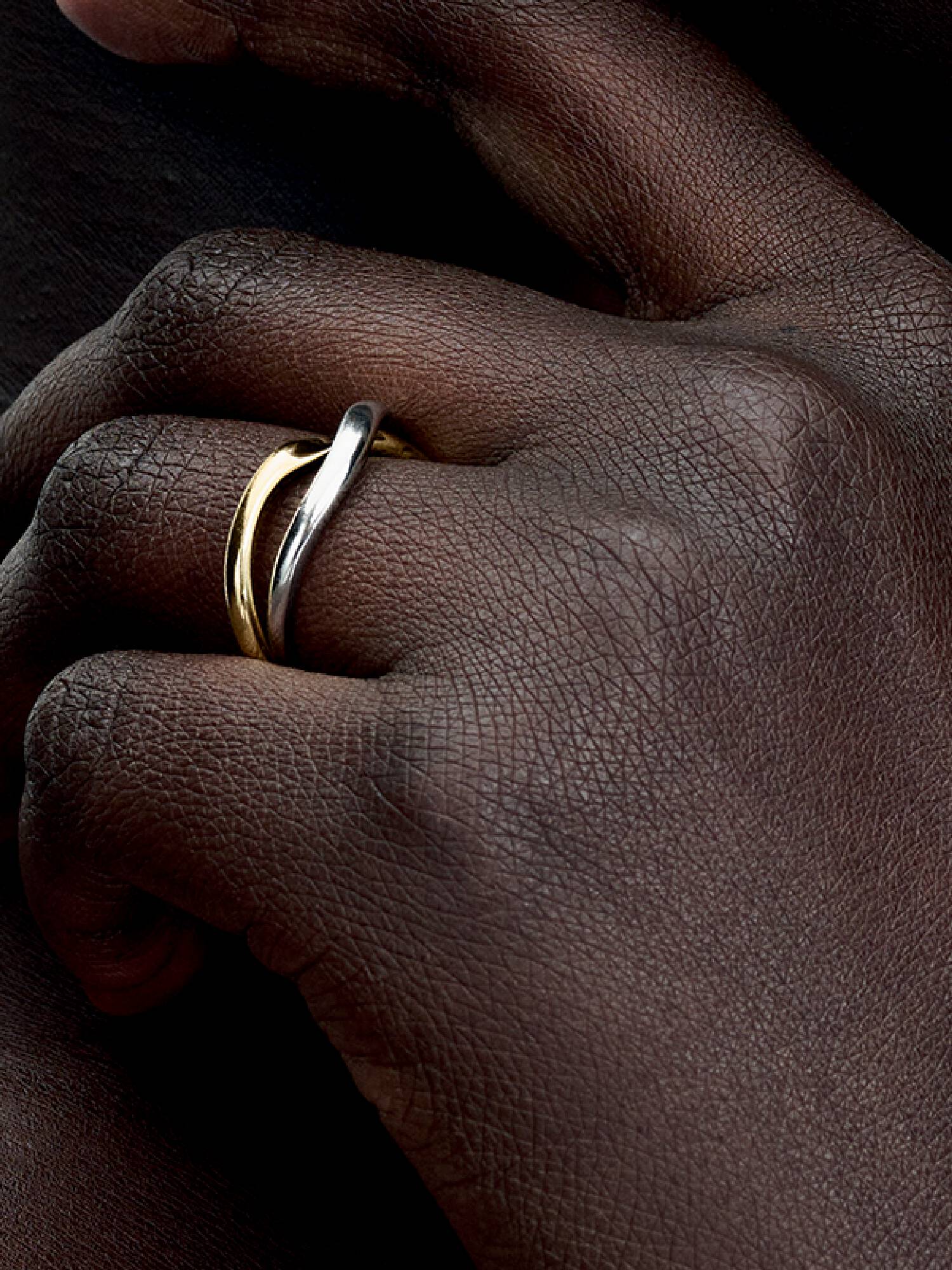 Ring med Sammenflettede Bånd i to farger